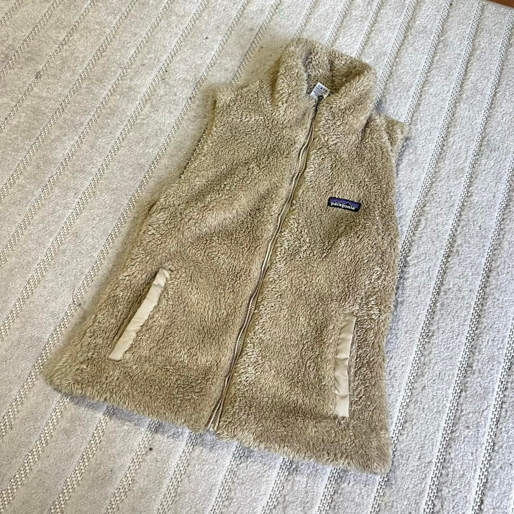 Patagonia tan fur vest size small outdoor nature utiltily hiking sports